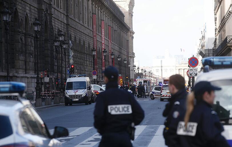 Am Pariser Louvre versuchte ein Mann mit einer Machete auf Polizisten und Soldaten loszugehen.