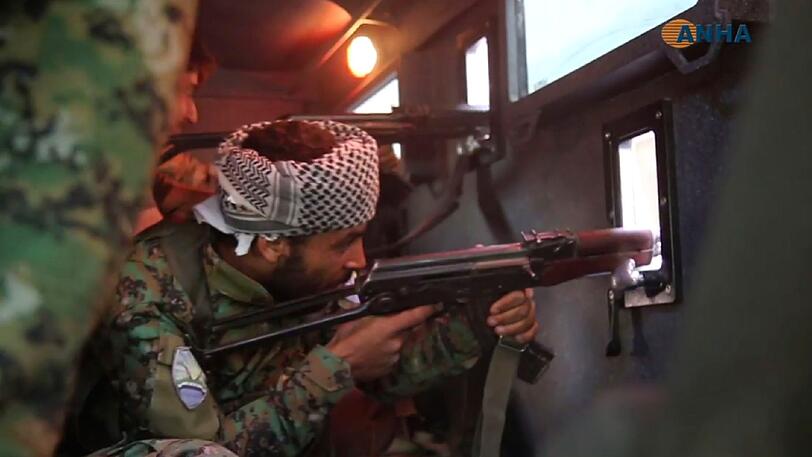 Kämpfer des kurdisch geführten Bündnis SDF im Kampf gegen die Extremisten