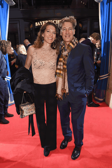 Schauspieler Tobias Moretti und seine Frau Julia auf dem roten Teppich im Bayerischen Hof