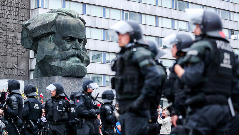 Polizisten stehen vor dem Karl-Marx-Monument in Chemnitz. Polizisten stehen vor dem Karl-Marx-Monument in Chemnitz.
