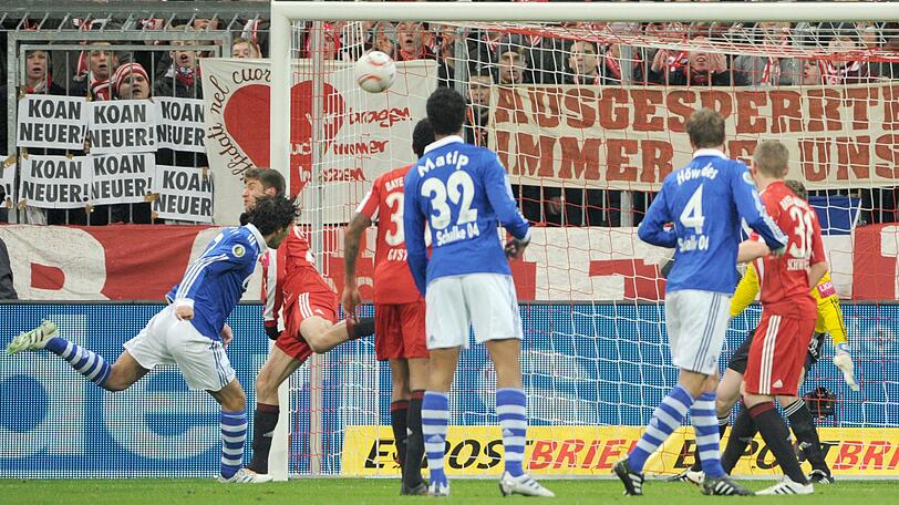 2. März 2011: Der Schalker Raul (links) trifft in der Allianz Arena nach einer Viertelstunde zum 1:0 gegen den FC Bayern, Thomas Müller kann es nicht verhindern. Das Tor bringt Schalke ins Pokalfinale.