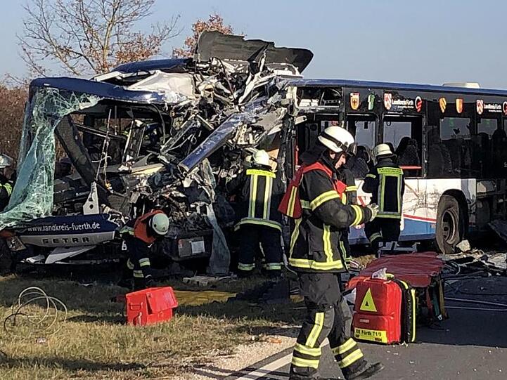 Rettungskräfte arbeiten an einer Unfallstelle. Foto: Michl Schmelzer