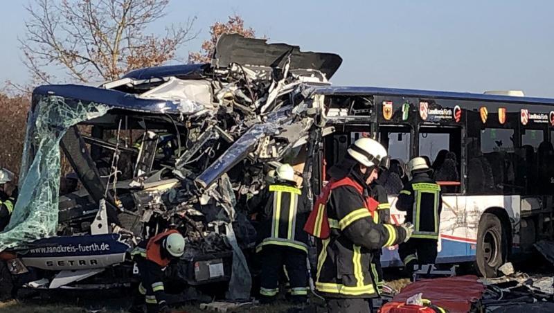 Rettungskräfte arbeiten an einer Unfallstelle. Foto: Michl Schmelzer Rettungskräfte arbeiten an einer Unfallstelle. Foto: Michl Schmelzer