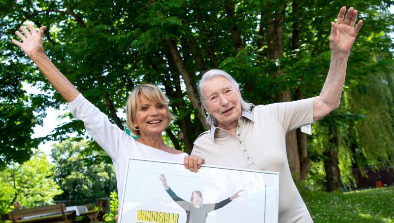 Uschi Glas (l), Schauspielerin, und Ingeborg Grothe, Bewohnerin des Seniorenheims Alfons-Hoffmann-Haus.