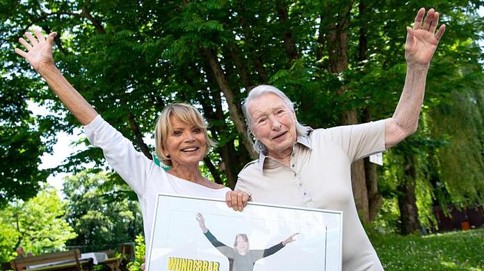 Uschi Glas (l), Schauspielerin, und Ingeborg Grothe, Bewohnerin des Seniorenheims Alfons-Hoffmann-Haus.