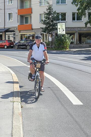 Radler Andreas Jakob (52) dokumentiert gefährliche Stellen und schickt die Fotos dem OB.