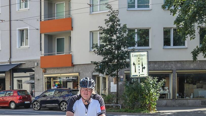 Radler Andreas Jakob (52) dokumentiert gefährliche Stellen und schickt die Fotos dem OB. Radler Andreas Jakob (52) dokumentiert gefährliche Stellen und schickt die Fotos dem OB.