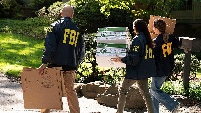 Das FBI durchsucht Boltons Haus. Das FBI durchsucht Boltons Haus.