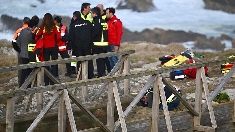 Zwei Tage nach dem Einsturz eines Holzstegs an der K&uuml;ste der spanischen Region Kantabrien ist die letzte Vermisste tot gefunden worden. Die Zahl der Todesopfer des Ungl&uuml;cks vom Dienstag steigt damit auf sechs. Nur eine Frau &uuml;berlebte.