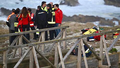 Zwei Tage nach dem Einsturz eines Holzstegs an der K&uuml;ste der spanischen Region Kantabrien ist die letzte Vermisste tot gefunden worden. Die Zahl der Todesopfer des Ungl&uuml;cks vom Dienstag steigt damit auf sechs. Nur eine Frau &uuml;berlebte.