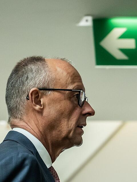 Der Kanzler steht schon seit Wochen unter Druck - und die Wahlergebnisse in Berlin und Mecklenburg-Vorpommern machen die Lage nicht einfacher.