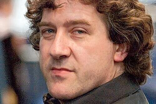 Entspannt blickt Peter Selwyn auf eine Woche voller Kammermusik, in der er zahllose Notenständer aufbaut. Und nebenbei auch dirigiert.