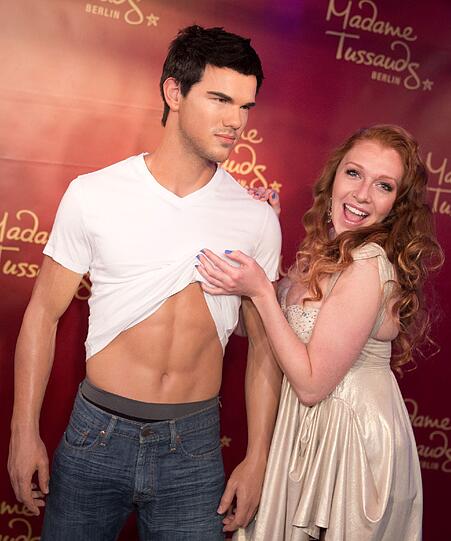 Dschungelstar Georgina und der schöne Werwolf. Leider nur aus Wachs. Das Starlet hat die Figur von Taylor Lautner in Madame Tussauds Wachsfigurenkabinett eingeweiht und gleichmal Hand angelegt. Die Bilder...