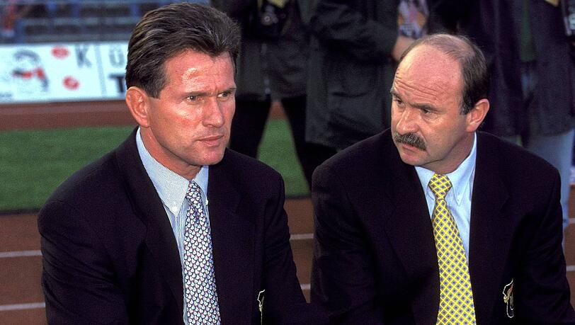 1994/1995 gemeinsam bei Eintracht Frankfurt auf der Trainerbank: Jupp Heynckes und Horst Köppel (r.), die in den 70ern gemeinsam für Mönchengladbach spielten. 1994/1995 gemeinsam bei Eintracht Frankfurt auf der Trainerbank: Jupp Heynckes und Horst Köppel (r.), die in den 70ern gemeinsam für Mönchengladbach spielten.