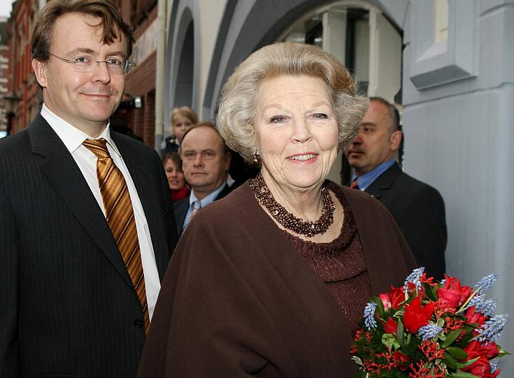 Im Jahr 2002 stirbt der niederländische Prinzgemahl Claus.