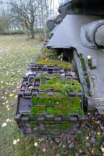An einem russischen Panzer vom Typ T34-85 ist Moosbewuchs auf der Kette zu sehen.