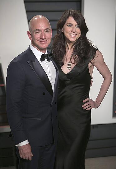 Jeff Bezos hat sich nach 25 Ehejahren von Frau MacKenzie getrennt. US-Medien berichten, der Amazon-Chef sei jetzt mit TV-Moderatorin Lauren Sanchez liiert.
