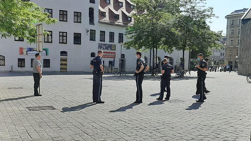 Heinz Meyer (links im Bild) hat im Frühsommer mehrmals vor der Synagoge protestiert. Nun ist ihm das untersagt worden.