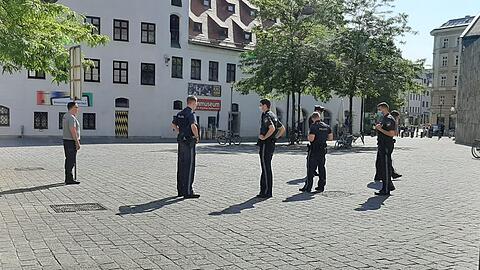 Heinz Meyer (links im Bild) hat im Frühsommer mehrmals vor der Synagoge protestiert. Nun ist ihm das untersagt worden.