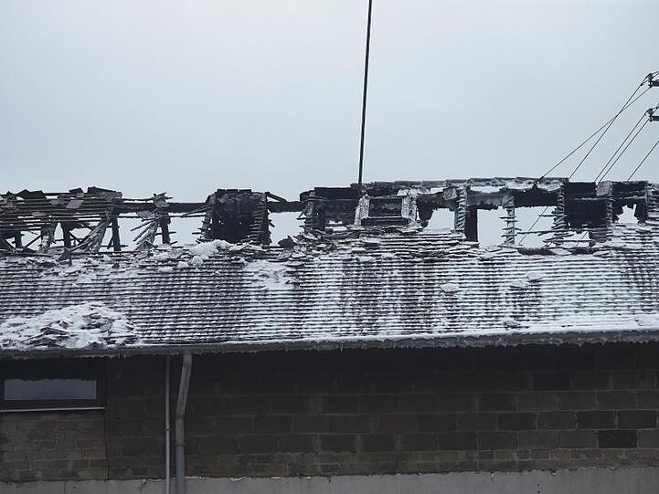 Das Feuer konnte gelöscht werden, verienzelt wurden noch Brandnester bekämpft.