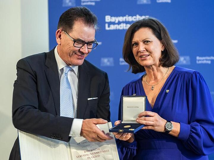 Ilse Aigner (CSU,r) überreicht Gerd Müller (CSU) bei der Verleihung der Bayerischen Verfassungsmedaille seine Auszeichnung. Foto: Sina Schuldt