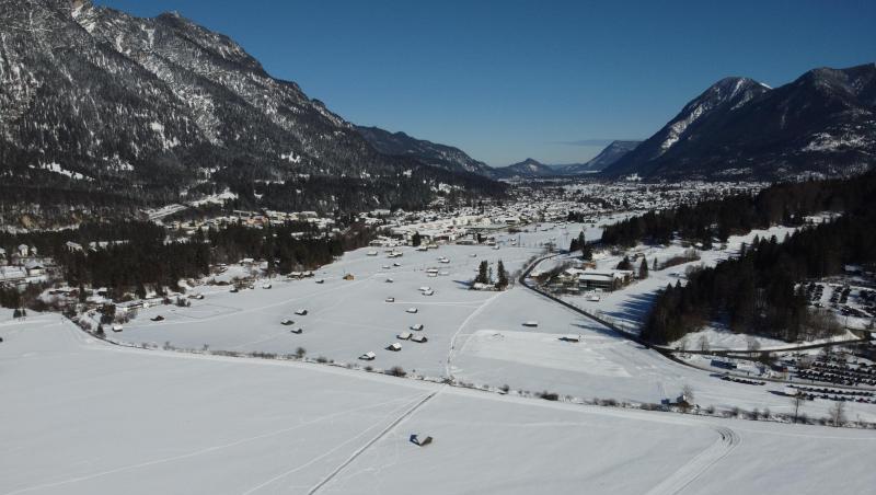 Blick auf Garmisch-Partenkirchen im Schnee.
