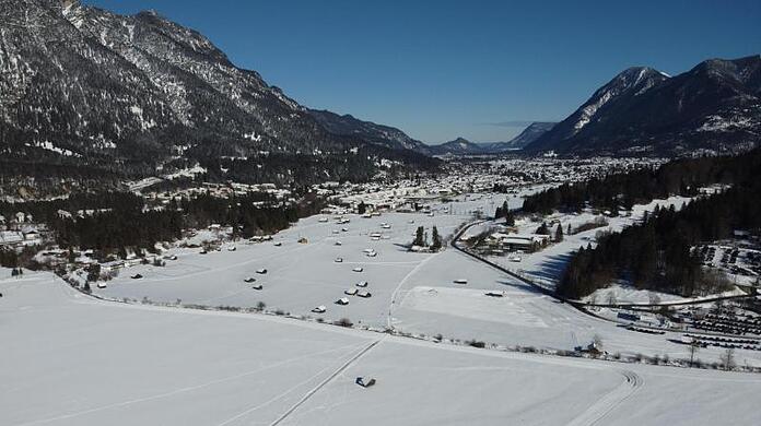 Blick auf Garmisch-Partenkirchen im Schnee.