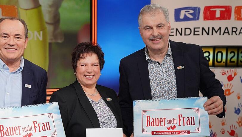 Anja und Bruno (r.) präsentieren die Gewinnsumme durch den Verkauf des "Bauernkalenders".
