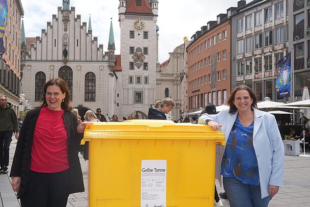 (v.l.) Bürgermeisterin Verena Dietl (SPD) und Kommunalreferentin Jaqueline Charlier (parteilos) auf dem Marienplatz bei der Vorstellung der Gelben Tonne. Die beiden empfehlen dem Stadtrat die Einführung der Tonne, in die Verpackungsmüll geworfen werden kann. (v.l.) Bürgermeisterin Verena Dietl (SPD) und Kommunalreferentin Jaqueline Charlier (parteilos) auf dem Marienplatz bei der Vorstellung der Gelben Tonne. Die beiden empfehlen dem Stadtrat die Einführung der Tonne, in die Verpackungsmüll geworfen werden kann.