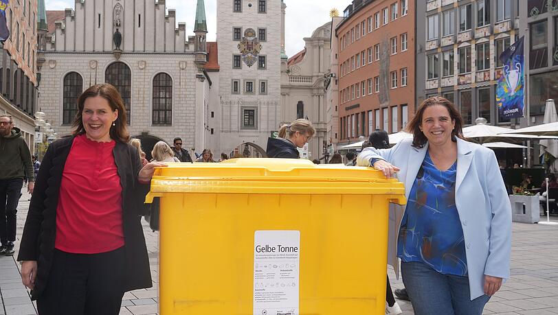 (v.l.) Bürgermeisterin Verena Dietl (SPD) und Kommunalreferentin Jaqueline Charlier (parteilos) auf dem Marienplatz bei der Vorstellung der Gelben Tonne. Die beiden empfehlen dem Stadtrat die Einführung der Tonne, in die Verpackungsmüll geworfen werden kann.