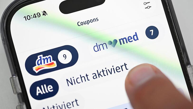 Die Logos von dm und der Online-Apotheke dm-med unterscheiden sich. Die Logos von dm und der Online-Apotheke dm-med unterscheiden sich.