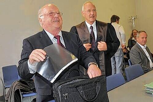 Kämpft gegen Kinderarbeit: Ex-Minister Norbert Blüm (links) erschien mit Rechtsanwalt Wolfgang Schmid im Gerichtssaal.