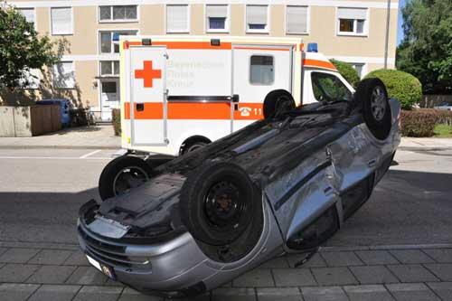 Auf dem Dach landete dieser Opel Astra