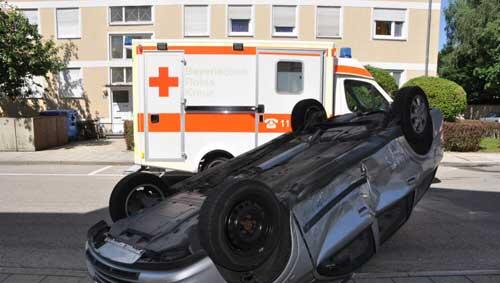 Auf dem Dach landete dieser Opel Astra Auf dem Dach landete dieser Opel Astra