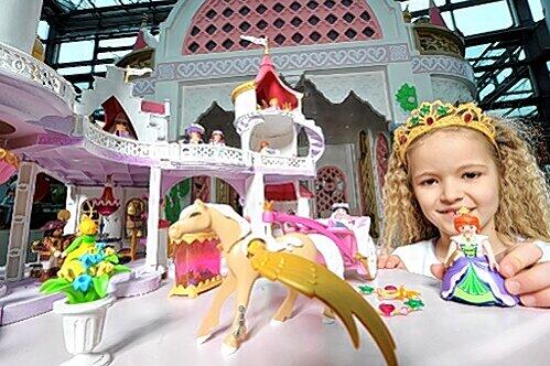 Ein rosa Traum, das neue Märchenschloss. Selina lässt die Prinzessin in die von einem fliegenden Pferd gezogene Kutsche steigen.