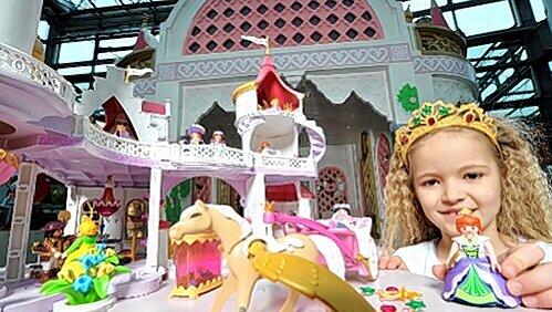 Ein rosa Traum, das neue Märchenschloss. Selina lässt die Prinzessin in die von einem fliegenden Pferd gezogene Kutsche steigen. Ein rosa Traum, das neue Märchenschloss. Selina lässt die Prinzessin in die von einem fliegenden Pferd gezogene Kutsche steigen.