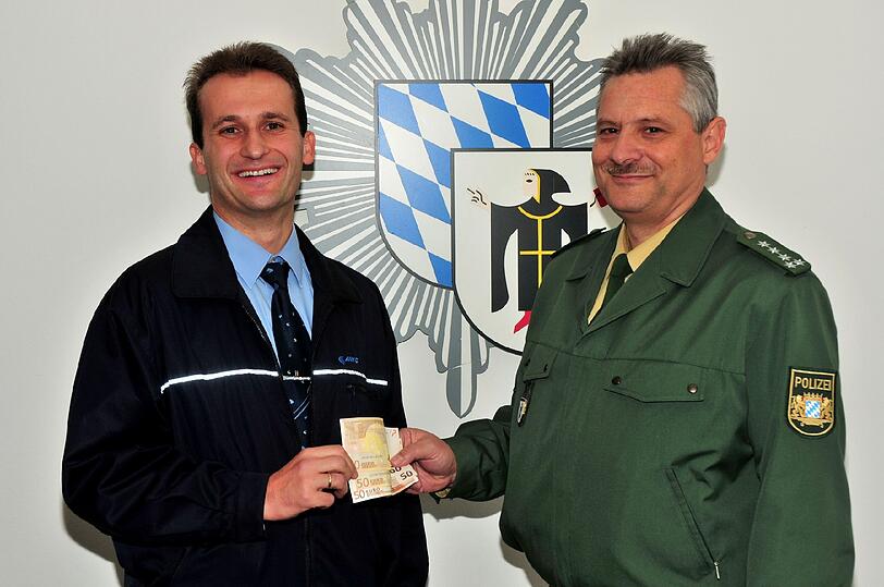 Über 150 Euro darf sich dieser Trambahnfahrer freuen. Er hat zügig reagiert und die Polizei alarmiert, als er während der Fahrt auf der Linie 19 einen Einbrecher bemerkte.