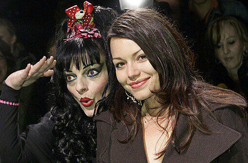 Nicht nur Nina Hagens Outfit sticht hervor; auch der Name, den sie ihrer Tochter gegeben hat: Cosma Shiva Hagen ist inzwischen eine erfolgreiche Schauspielerin.