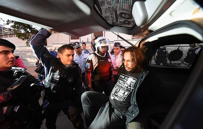 Straßenschlachten zwischen Ureinwohnern und gepanzerten Polizeieinheiten in Brasília: Die irren Bilder.