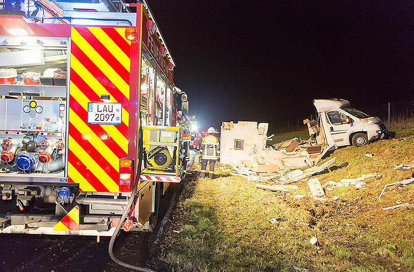 Bilder vom Unfallort in Altdorf: Auf der A3 kollidierte ein Wagen mit einem Wohnmobil, welches vollkommen zerfetzt wurde.