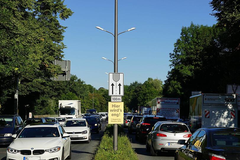 Seit Montagfrüh ist der Isarring Richtung Schwabing auf eine Spur verengt. Und schon bricht im Berufsverkehr das Stau-Chaos aus. Die Bilder vom Mega-Stau.