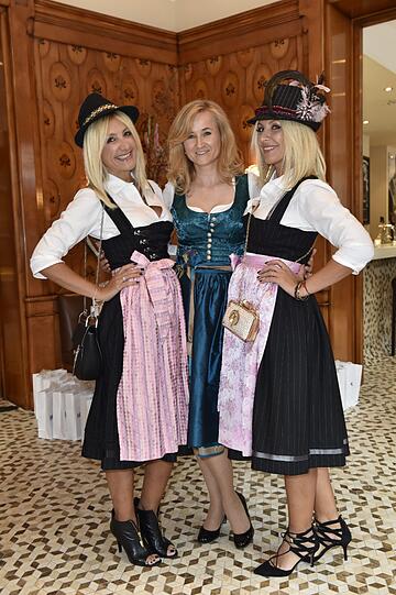 Geballte Blondinen-Power im Käfer-Zelt: Am Mittwochabend feierten Monica Ivancan, Giulia Siegel, Sonja Kiefer, Maria Vidal, Aysen Bitzer, Annette Zierer und Sabine Piller mit Hairstylistin Ayse Auth. Die schönsten Bilder sehen Sie hier.