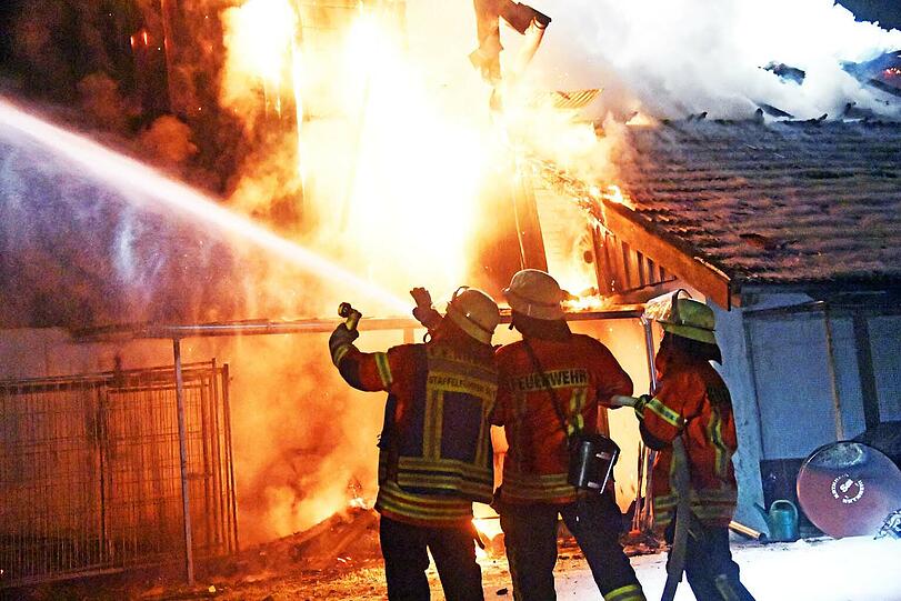 Die Feuerwehr musste bei minus elf Grad gegen die Flammen ankämpfen. Die Bilder vom Einsatz.