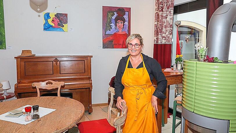 Margit Resch in ihrem Café-Bistro 20zehn mit Wohnzimmer-Atmosphäre.