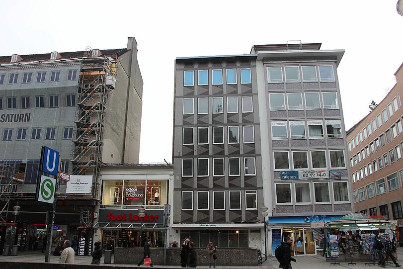 Noch sitzt Foot Locker in der niedrigen Nachkriegsbaracke. Jetzt zieht das Sportschuhgeschäft ein Haus weiter.