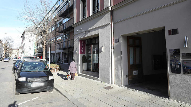 Im Hintergrund rechts: die Grundschule am Gärtnerplatz.