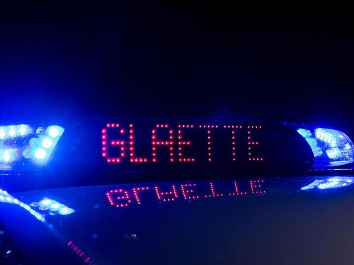 Der Schriftzug "Glaette" leuchtet neben Blaulicht auf einem Streifenwagen. Foto: Monika Skolimowska/dpa-Zentralbild/ZB/Archivbild