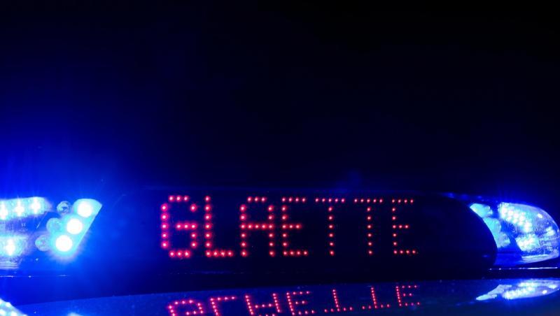 Der Schriftzug "Glaette" leuchtet neben Blaulicht auf einem Streifenwagen. Foto: Monika Skolimowska/dpa-Zentralbild/ZB/Archivbild