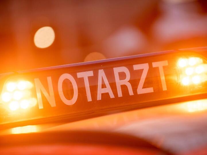 Ein Dachschild mit der Aufschrift "Notarzt" steht auf einem Einsatzwagen eines Notarztes. Foto: Lino Mirgeler/Archivbild