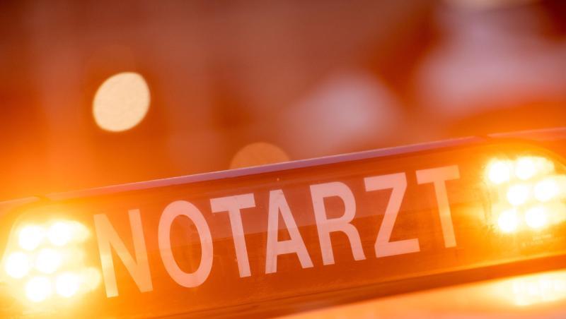 Ein Dachschild mit der Aufschrift "Notarzt" steht auf einem Einsatzwagen eines Notarztes. Foto: Lino Mirgeler/Archivbild Ein Dachschild mit der Aufschrift "Notarzt" steht auf einem Einsatzwagen eines Notarztes. Foto: Lino Mirgeler/Archivbild